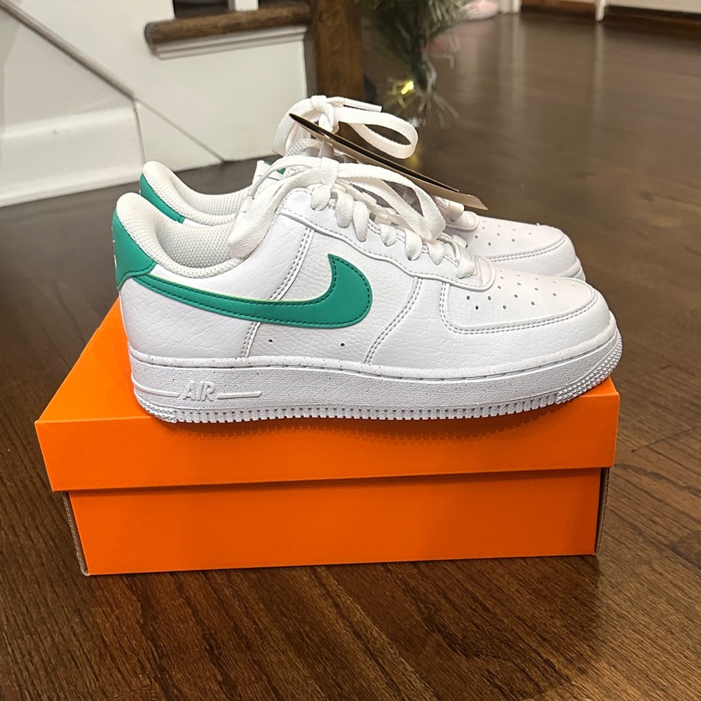 NWT women’s Nike Air Force 1 ‘07 SE sneaker